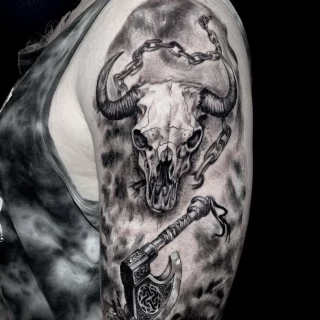 Fanny - guest artist - bull skull - realism tattoo - black and grey - the black hat tattoo Nice - 2025 (1) - The Black Hat Tattoo