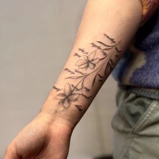 Inna - artiste résidente - Black Hat Dublin - fine line - The Black Hat Tattoo