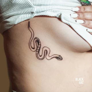 Serpent sur le coté - Tatouage Serpent - Black Hat Tattoo Nice- tatouage Nice - The Black Hat Tattoo