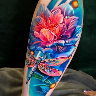 Olena - guest artist - flowers and dragonfly - realism tattoo - colorwork - the black hat tattoo Nice - 2025 - The Black Hat Tattoo