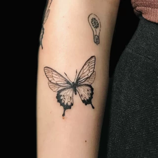 Tatouage de papillon sur le bras en noir - Black Hat Tattoo Nice- tatouage Nice - The Black Hat Tattoo