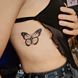 Tatouage de papillon sur le coté - Black Hat Tattoo Nice- tatouage Nice - The Black Hat Tattoo
