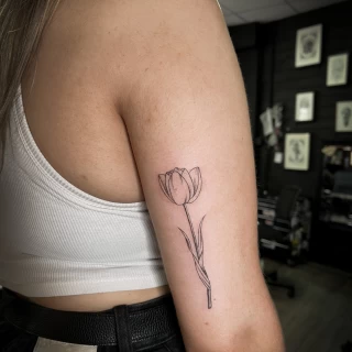 Fleur minimaliste - Idées de Petits Tatouages - Black Hat Tattoo Nice   - tatouage Nice - The Black Hat Tattoo