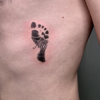 Joao - artiste résident - Black Hat Dublin - micro réalisme - The Black Hat Tattoo