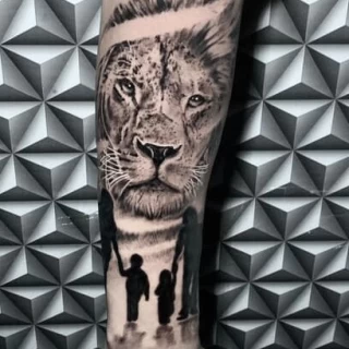 Fanny - guest artist - family and lion - realism tattoo - black and grey - the black hat tattoo Nice - 2025 - The Black Hat Tattoo