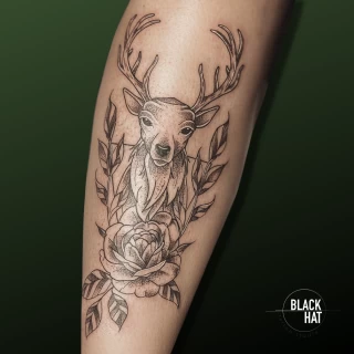 Tatouage Cerf - Nice - sur bras - The Black Hat Tattoo