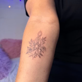 Inna - artiste résidente - Black Hat Dublin - fine line - The Black Hat Tattoo