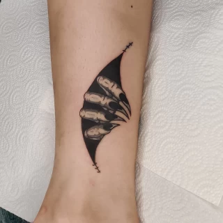 Séarlait - artiste junior - Black Hat Dublin - blackwork - The Black Hat Tattoo