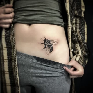 Tatouage Insectes - abeille ou bourdon sur le ventre femme- Nice - The Black Hat Tattoo