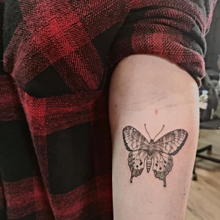 Tatouage de papillon sur le bras gauche - Black Hat Tattoo Nice- tatouage Nice - The Black Hat Tattoo