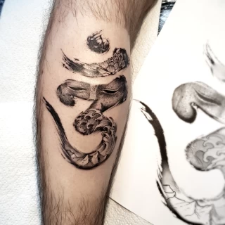 Budda et signe Ohm - Tatouages Spirituels - Cartes du Tarot - Black Hat Tattoo Nice- tatouage Nice - The Black Hat Tattoo