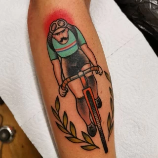 Velocycliste - Tatouage Old School - Black Hat Tattoo Nice   - tatouage Nice - The Black Hat Tattoo