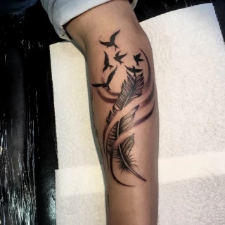 Tatouage Oiseau - Black Hat Tattoo Nice - Plume et oiseaux- tatouage Nice - The Black Hat Tattoo