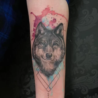 Tatouage d'un Loup sur le bras en watercolor - Black Hat Tattoo Nice- tatouage Nice - The Black Hat Tattoo