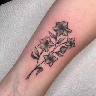 Noir et blanc -  - Tatouage Fleur - Black Hat Tattoo Nice- tatouage Nice - The Black Hat Tattoo