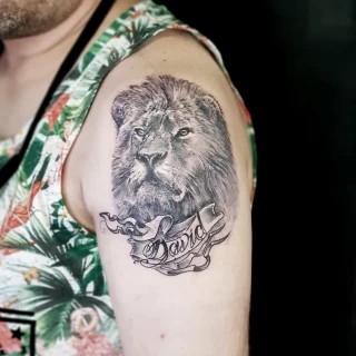 Epaule realisme - Tatouage de Lion - Black Hat Tattoo Nice- tatouage Nice - The Black Hat Tattoo