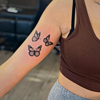 Tatouage de trois petits papillons sur le bras - Black Hat Tattoo Nice- tatouage Nice - The Black Hat Tattoo