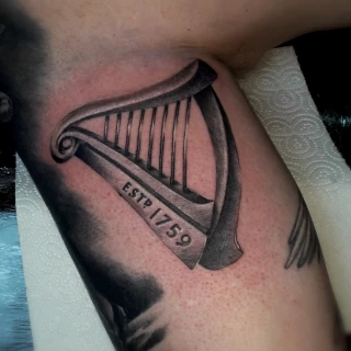 Tatouage harpe realiste celtique -  - Tatouage Irlandais et Celtique - Black Hat Tattoo Nicesur les cotes - Tatouage Ornemental - Black Hat Tattoo Nice  - tatouage Nice - The Black Hat Tattoo