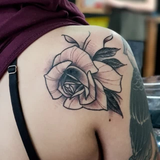 Tatouage d'une rose sur l'épaule - Tatouage de Rose - Black Hat Tattoo Nice- tatouage Nice - The Black Hat Tattoo