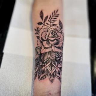 fleurs - Tatouage Ornemental - Black Hat Tattoo Nice  - tatouage Nice - The Black Hat Tattoo