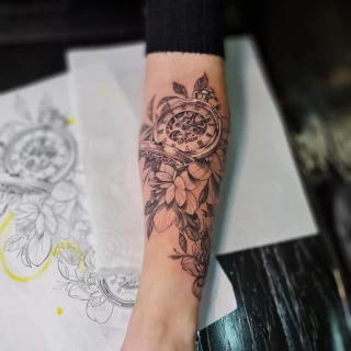 boussole et fleurs - Tatouage realiste, Microrealiste et portraits  - Black Hat Tattoo Nice - Tatouage Nice - The Black Hat Tattoo