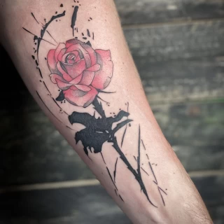 Tatouage rose couleur sur bras - Black Hat Tattoo Nice - tatouage Nice - The Black Hat Tattoo