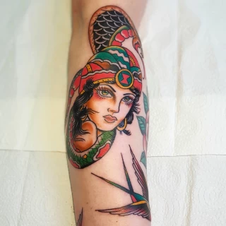 Femme et serpent - Tatouage Old School - Black Hat Tattoo Nice   - tatouage Nice - The Black Hat Tattoo