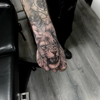 Tatouage de Signe Astrologique - Nice - Lion - Main - Homme - The Black Hat Tattoo