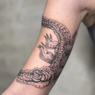 Steff- guest artist - line work - crocodile tattoo - black and grey - presentation post - the black hat tattoo Nice - 2025 - The Black Hat Tattoo