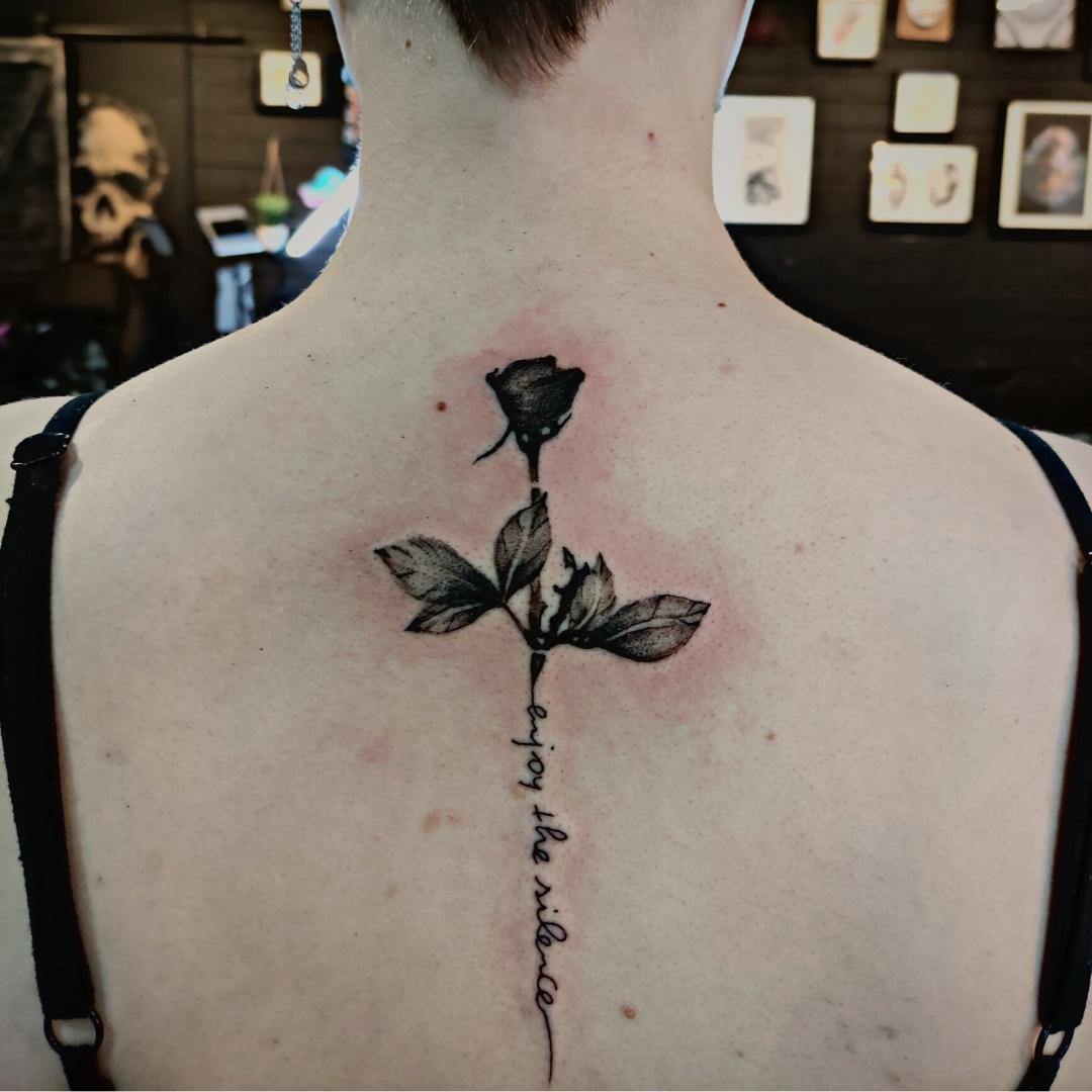 Tatouages rose : signification & idées de tattoo de roses