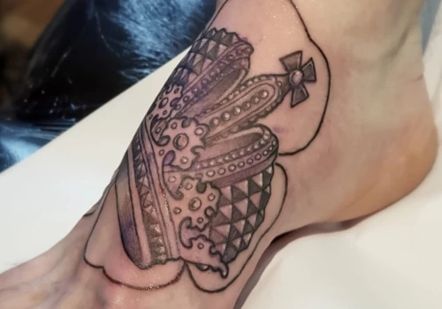 Featured image - Tatouage pied douleur _ est-ce vraiment l’une des zones les plus sensibles - The Black Hat Tattoo