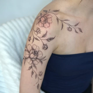 Inna - artiste résidente - Black Hat Dublin - fine line - The Black Hat Tattoo