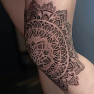 mandala genou - Tatouage Ornemental - Black Hat Tattoo Nice  - tatouage Nice - The Black Hat Tattoo