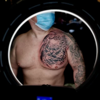 zeus poitrine - Tatouage realiste, Microrealiste et portraits  - Black Hat Tattoo Nice - Tatouage Nice 2 - The Black Hat Tattoo