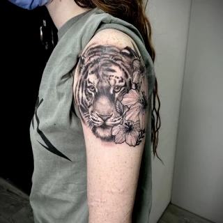 Tatouage de Tigre - Nice - epaule realistique - The Black Hat Tattoo